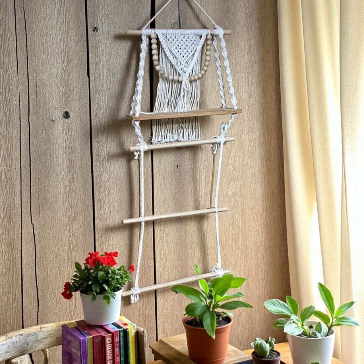 رف خشبي بثلاثة أعمدة لحمل الفوط والمفارش – لون أبيض طبيعي أنيق