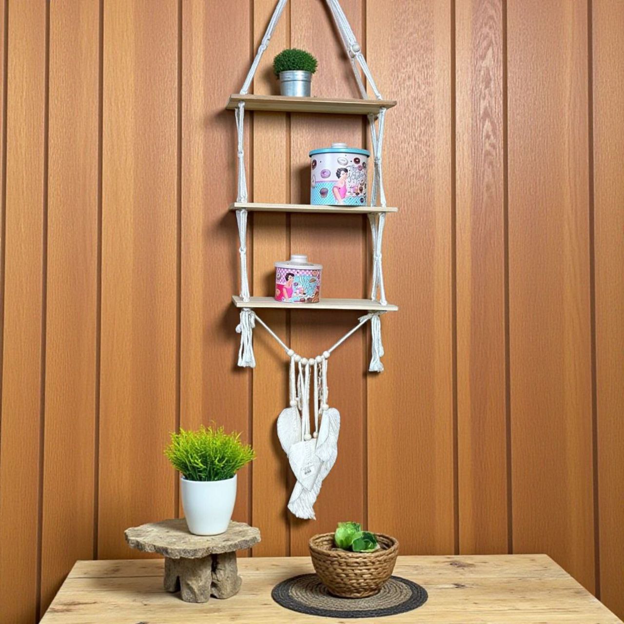 رف جداري بثلاثة أرفف من الخشب الطبيعي وخيوط المكرمية – ديكور مميز لعرض النباتات والمنتجات