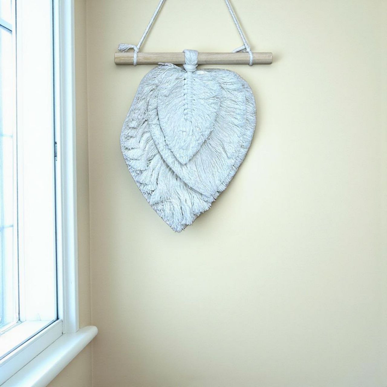 تعليقة مكرمية على شكل ورقة شجر استوائي – ديكور جداري طبيعي أنيق