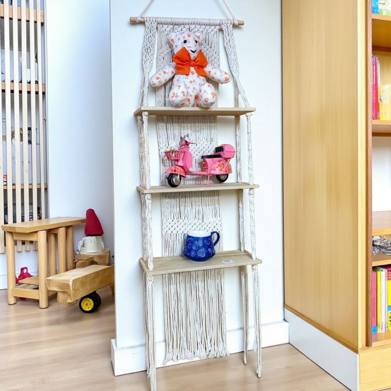 رف جداري من الخشب الطبيعي والمكرمية بثلاثة طوابق – ديكور مميز للمنتجات أو الأصيصات الزراعية