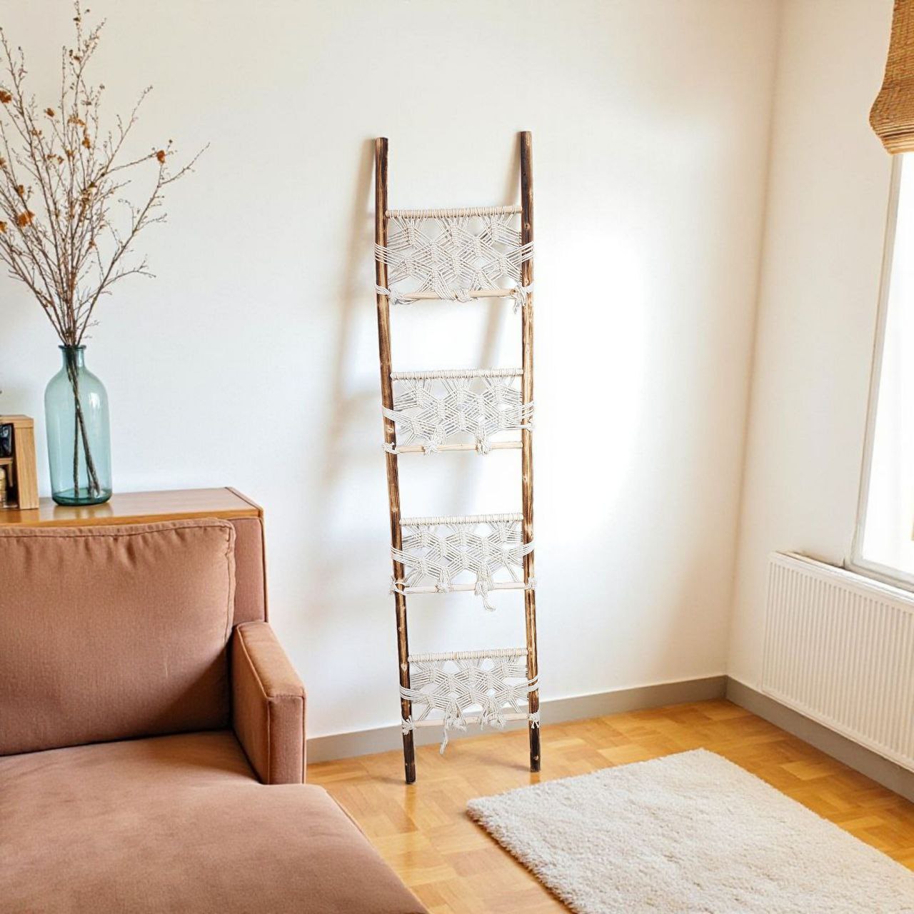 سلم خشبي مدموج بخيوط مكرمية للديكور – الحجم الكبير | ديكور جداري أنيق من الخشب الطبيعي