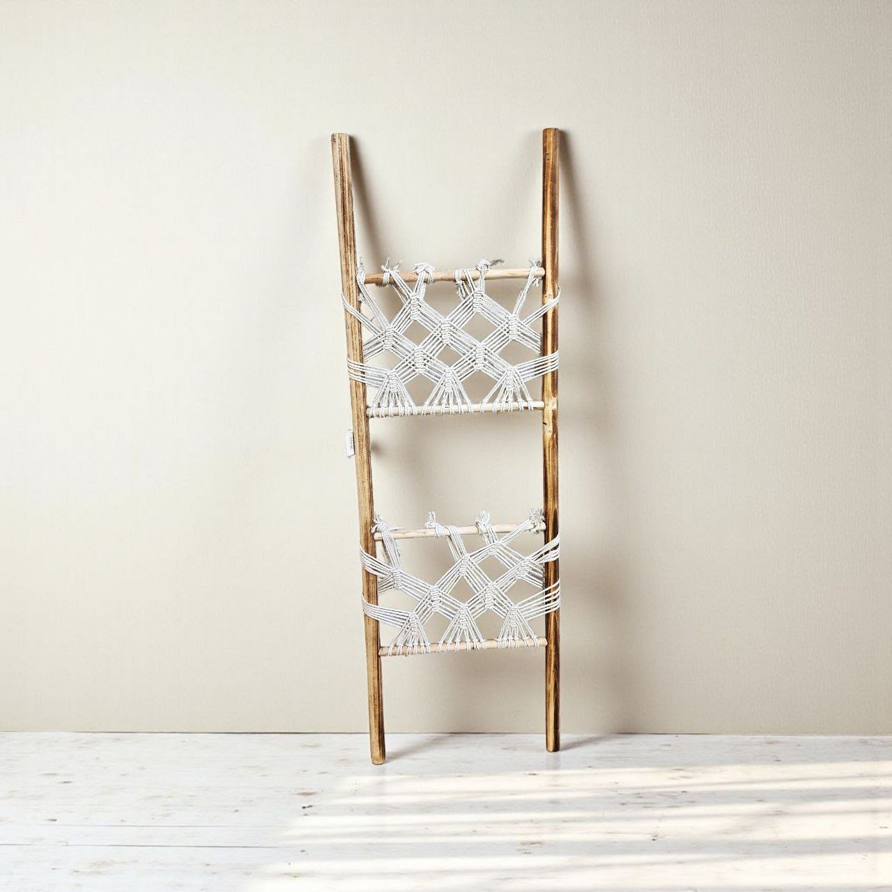 سلم خشبي مدموج بخيوط مكرمية للديكور – لمسة طبيعية فنية للمساحات الداخلية