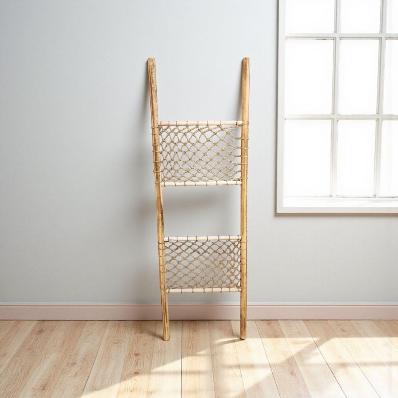 سلم خشبي مدموج بخيوط مكرمية للديكور – لمسة طبيعية فنية للمساحات الداخلية