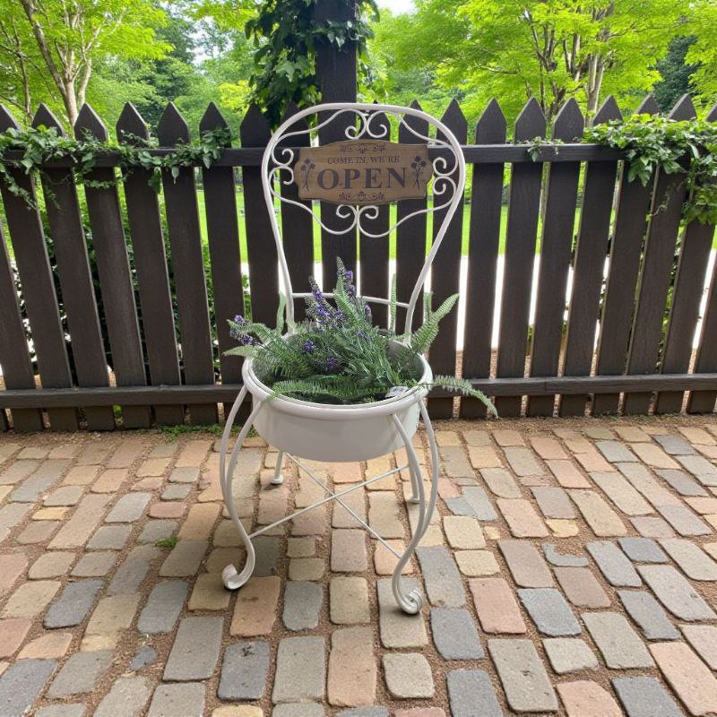 كرسي ديكور حديد مشغول لحمل الأصايص الزراعية – تصميم أنيق للحدائق والمداخل