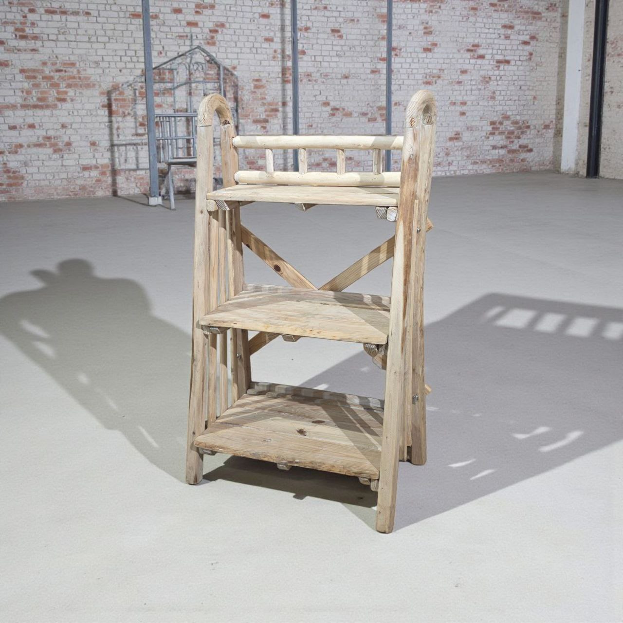 ستاند خشبي بثلاثة أرفف لحمل الأصايص أو الأحذية – تصميم عملي من الخشب الطبيعي