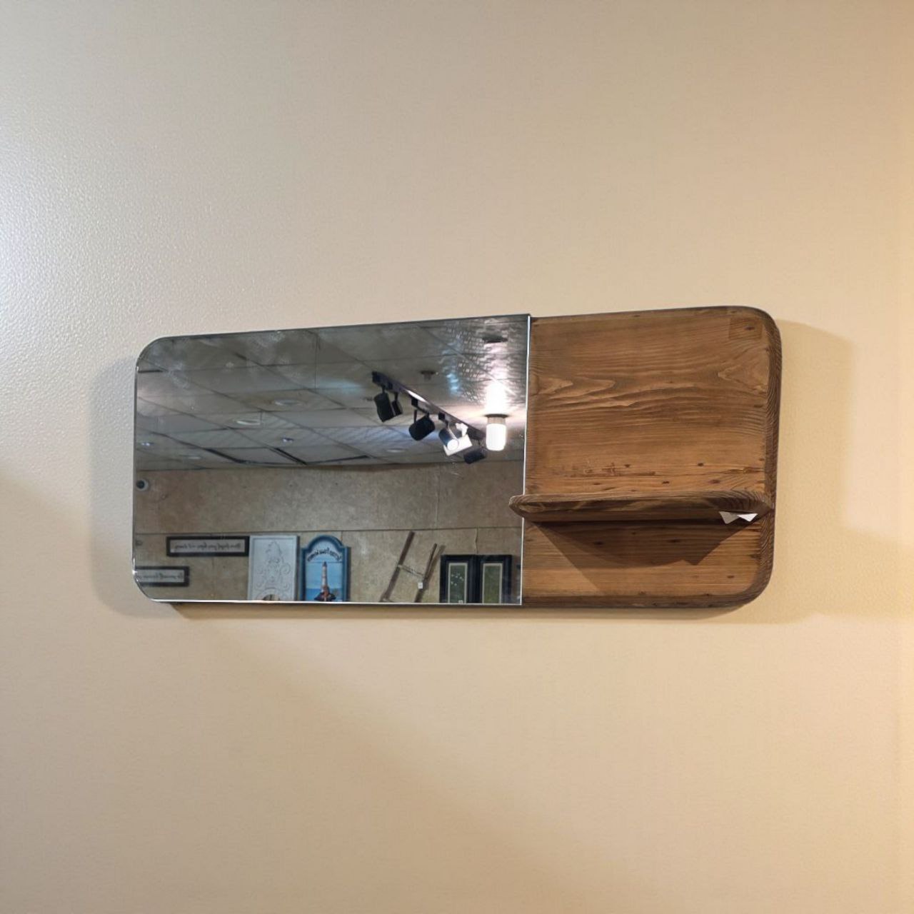 مرايا جدارية مع رف جانبي من الخشب الطبيعي – تصميم أنيق يجمع بين العملية والجمال