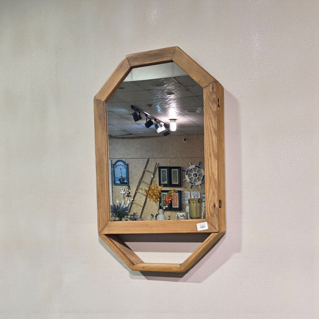 مرايا جدارية بصندوق صيدلية من الخشب الطبيعي – تصميم أنيق ووظيفة عملية