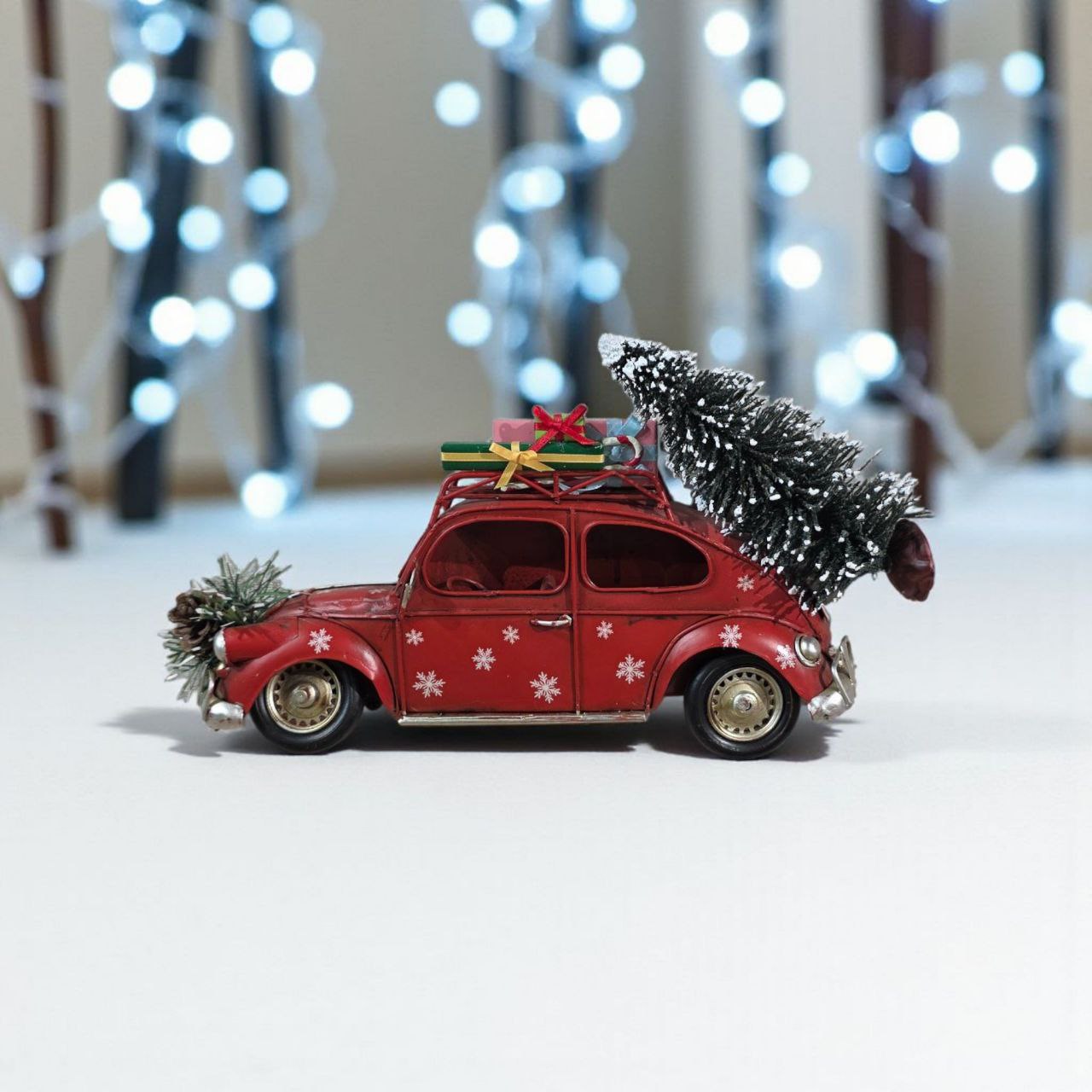 تعليقة جدارية معدنية بشكل سيارة فانتج تحمل أشجار – ديكور جداري أنيق بطابع كلاسيكي