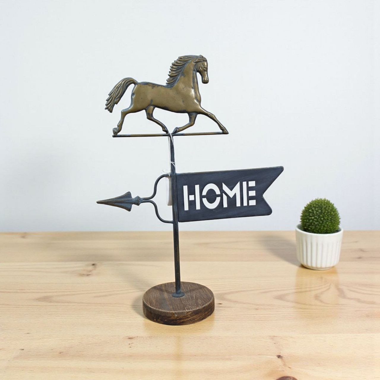 عمل فني معدني بتصميم حصان وسهم – ديكور مكتبي أنيق بطابع ريفي