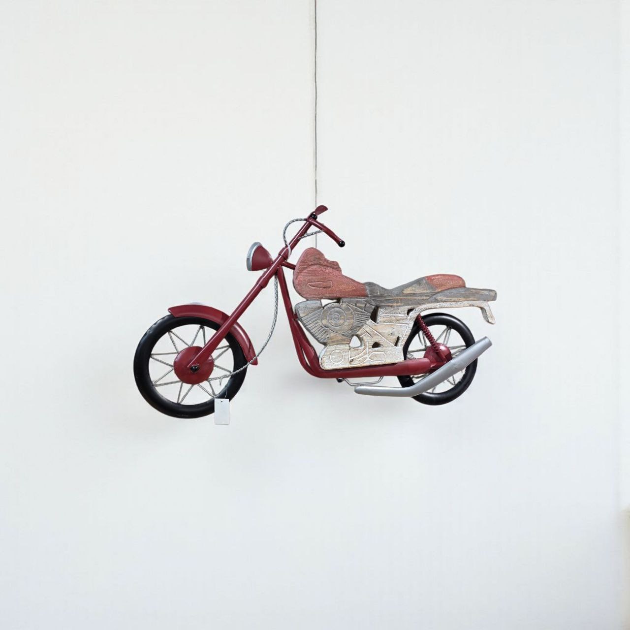 لوحة جدارية من الحديد بشكل دراجة نارية – ديكور جداري عصري للطرق الطويلة