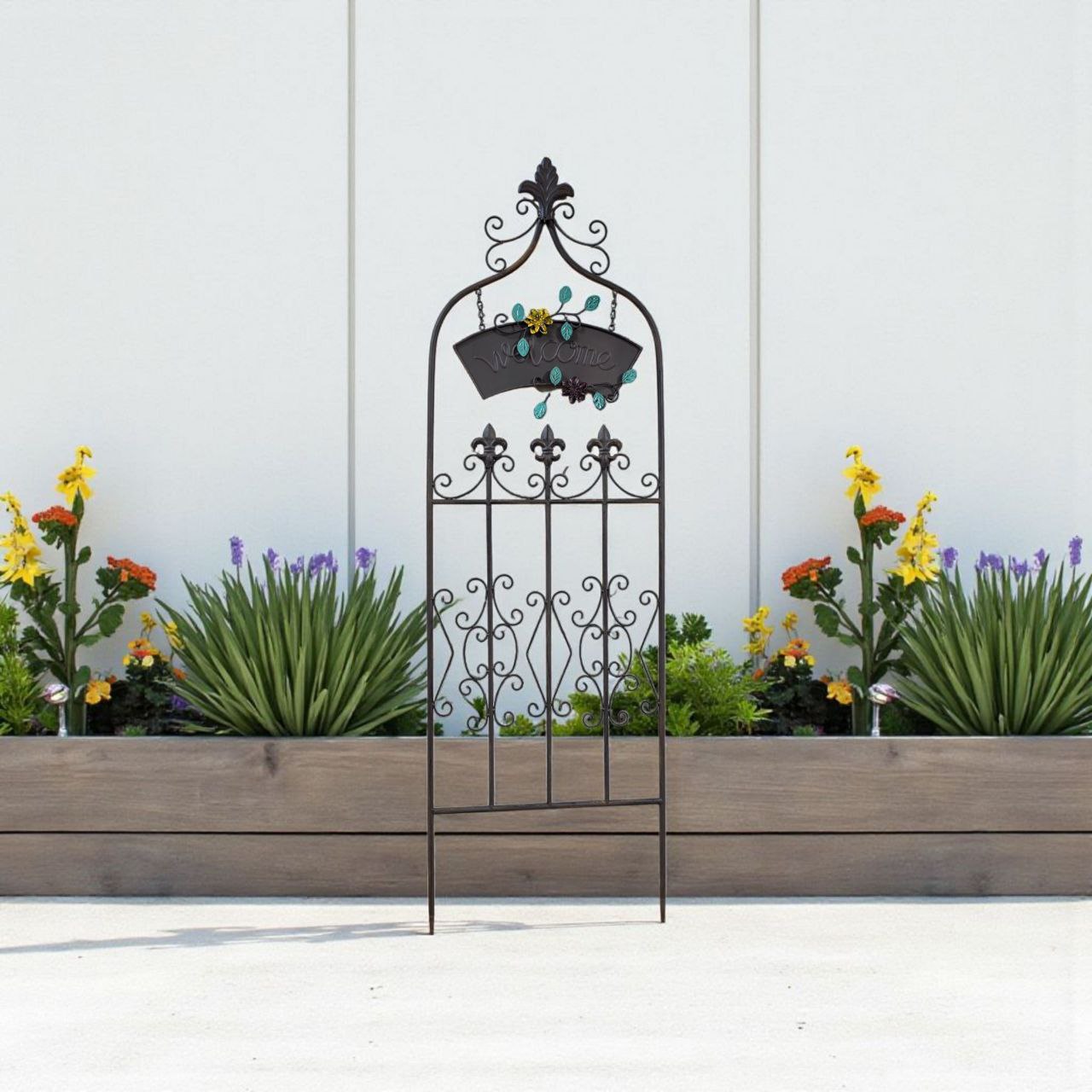 سياج حديد مشغول للحديقة بألوان زاهية – ديكور خارجي أنيق ومتين