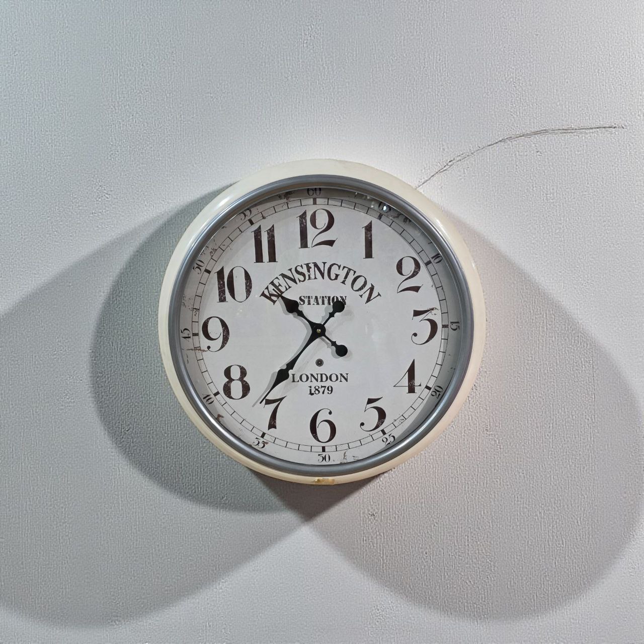 ساعة جدارية دائرية بإطار معدني أنيق تعمل بالبطارية – تصميم عصري للديكور المنزلي (نسخة)