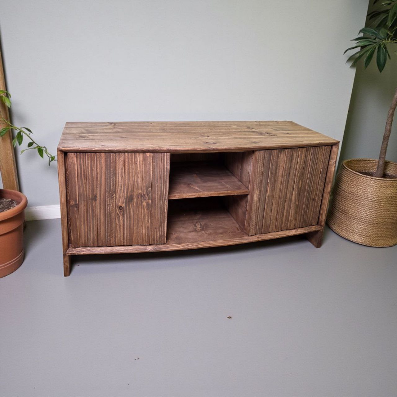 طاولة تلفزيون خشب صنوبر طبيعي ببابين ورف تخزين – تصميم ريفي أنيق 120 سم