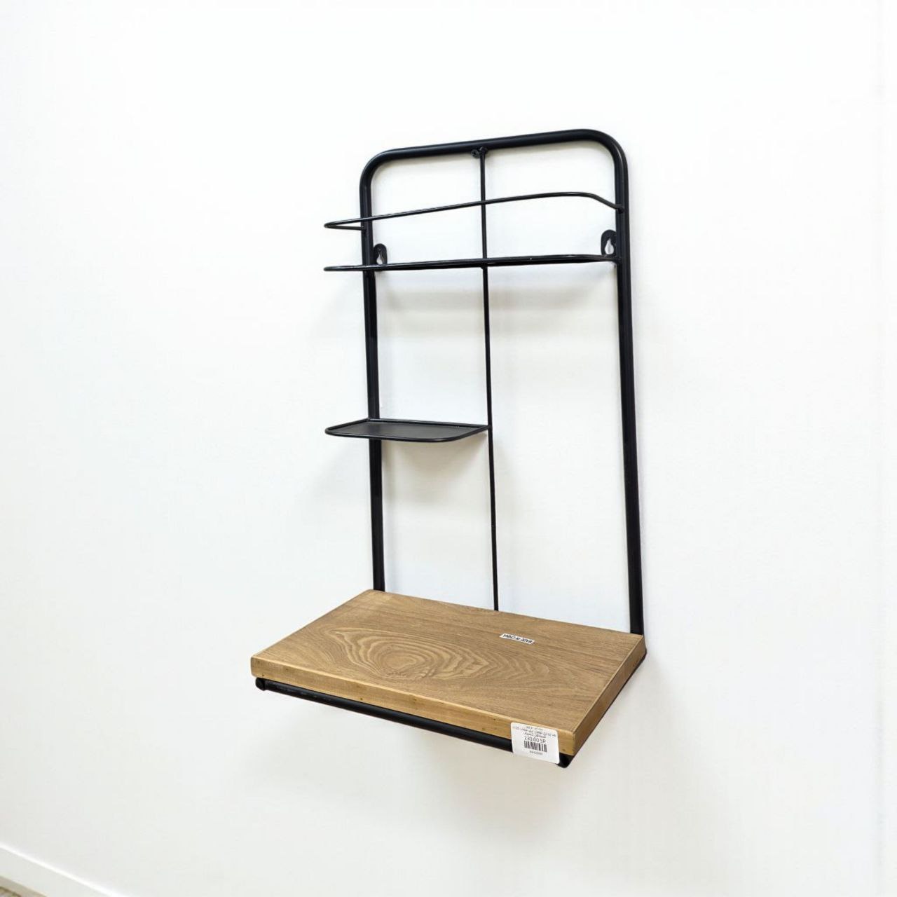 رف جداري من الحديد المشغول بسطح خشبي – تصميم عصري ومتين للمنازل