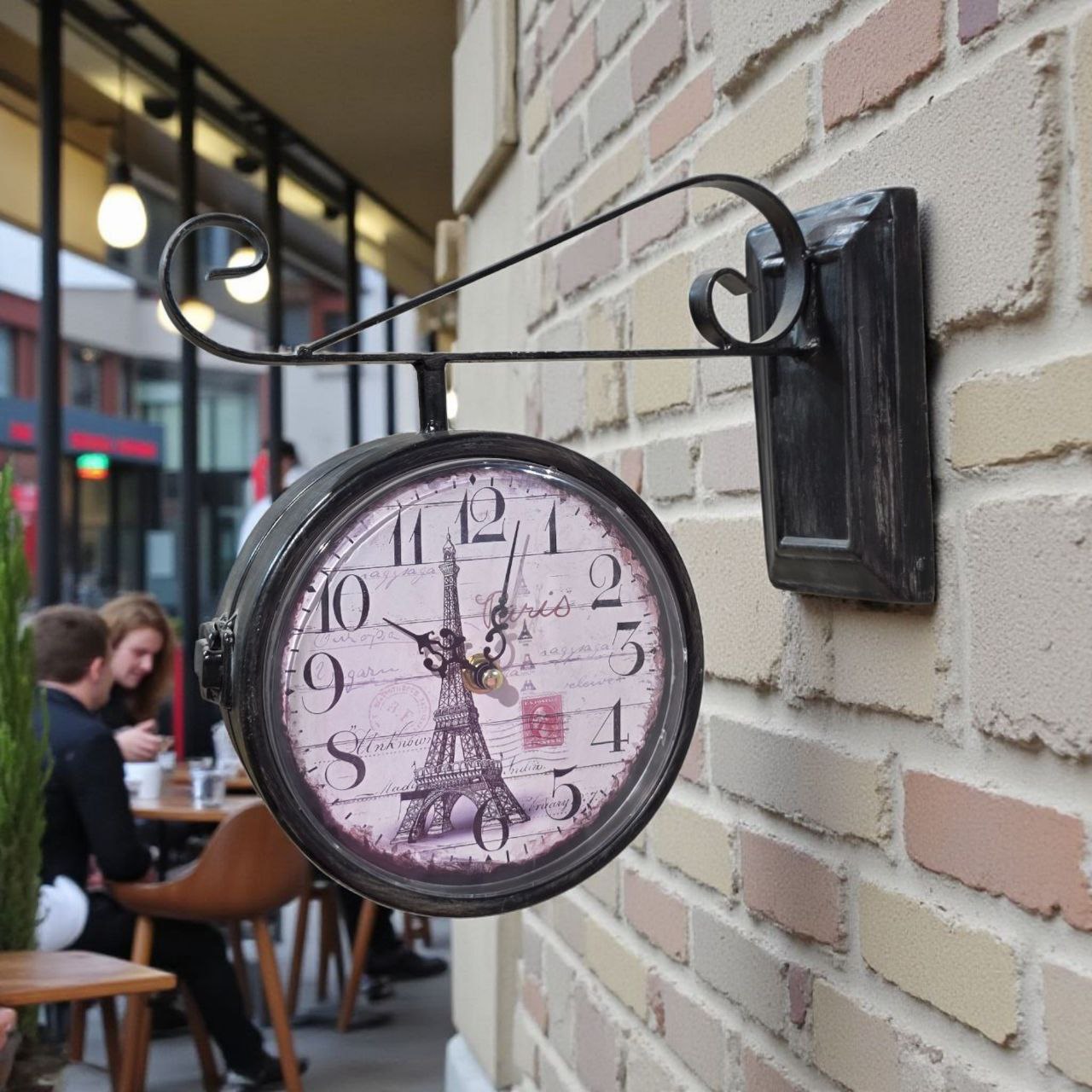 ساعة جدارية معدنية مزدوجة الوجه بتصميم فنتج كلاسيكي – ساعة حائط ديكورية أنيقة