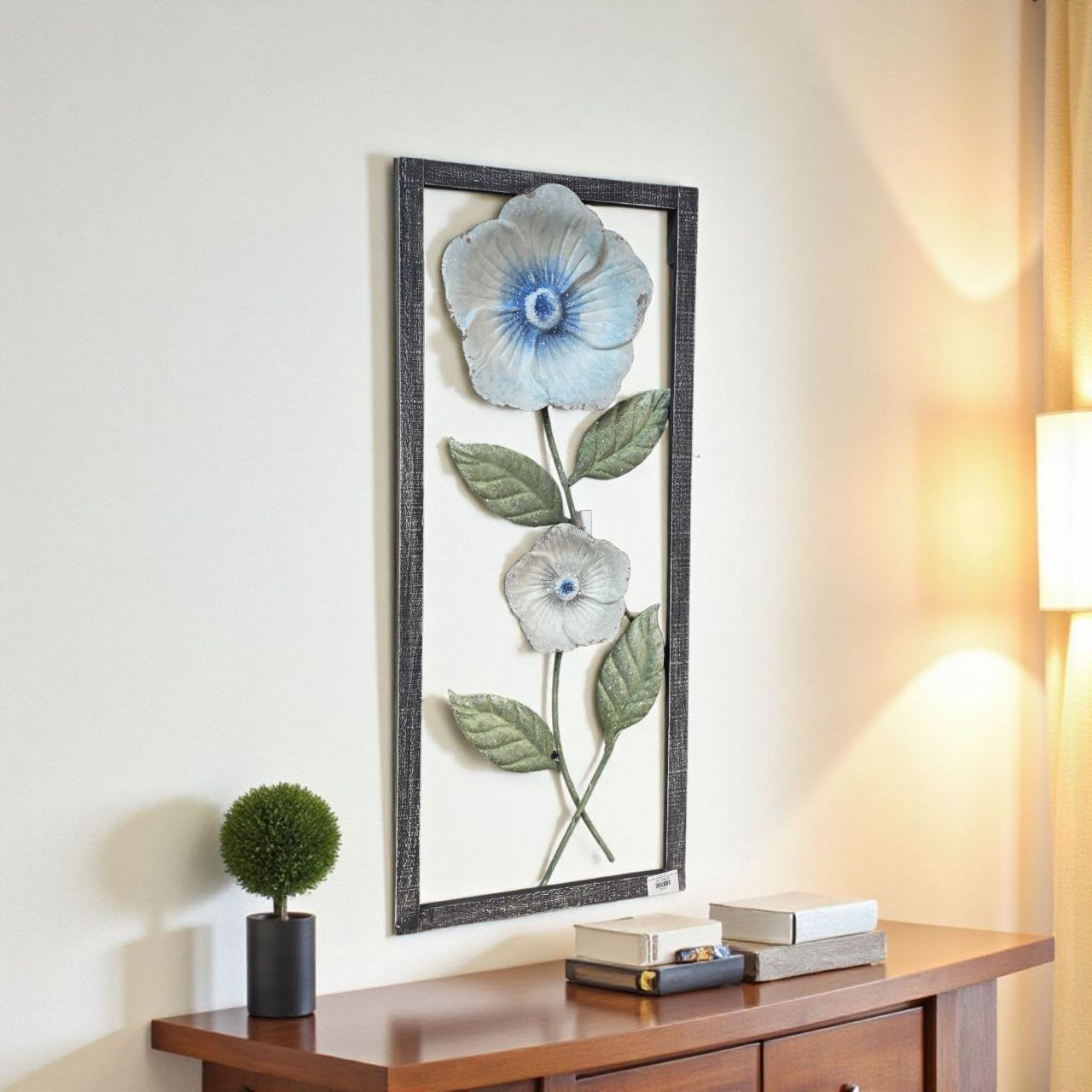 لوحة جدارية معدنية بتصميم وردة داخل فريم مفرغ – ديكور حديد مشغول فاخر