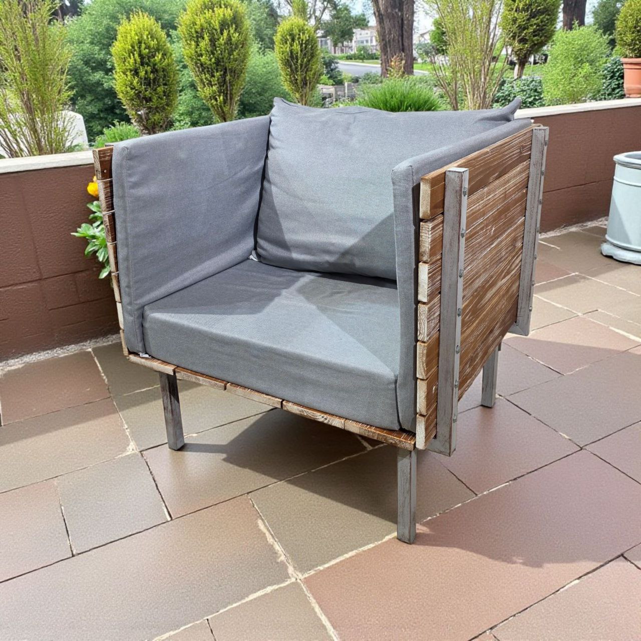 كنب معدني بحواجز خشبية ووسائد ناعمة للجلسات الخارجية – تصميم أنيق ومتين