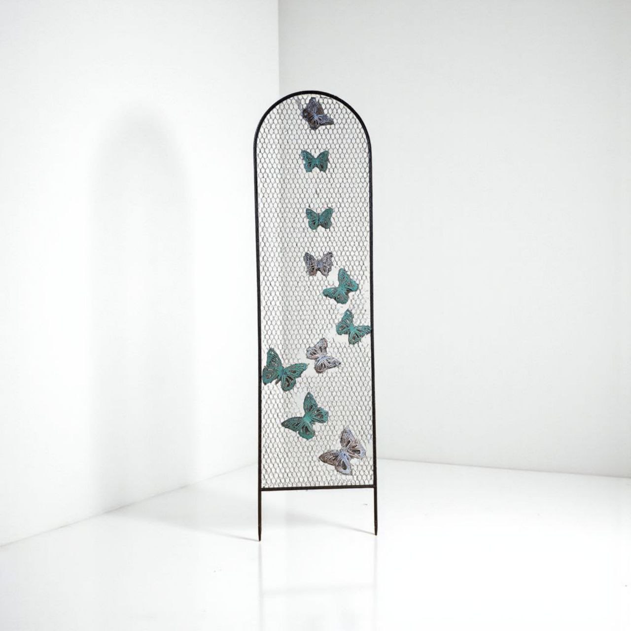 سياج حديد مشغول للحديقة بألوان زاهية – ديكور خارجي أنيق ومتين