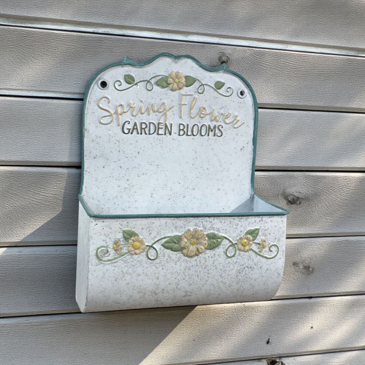 وعاء معدني جداري لحفظ النباتات والزهور بعبارة ترحيبية – تصميم شابي شيك للحدائق