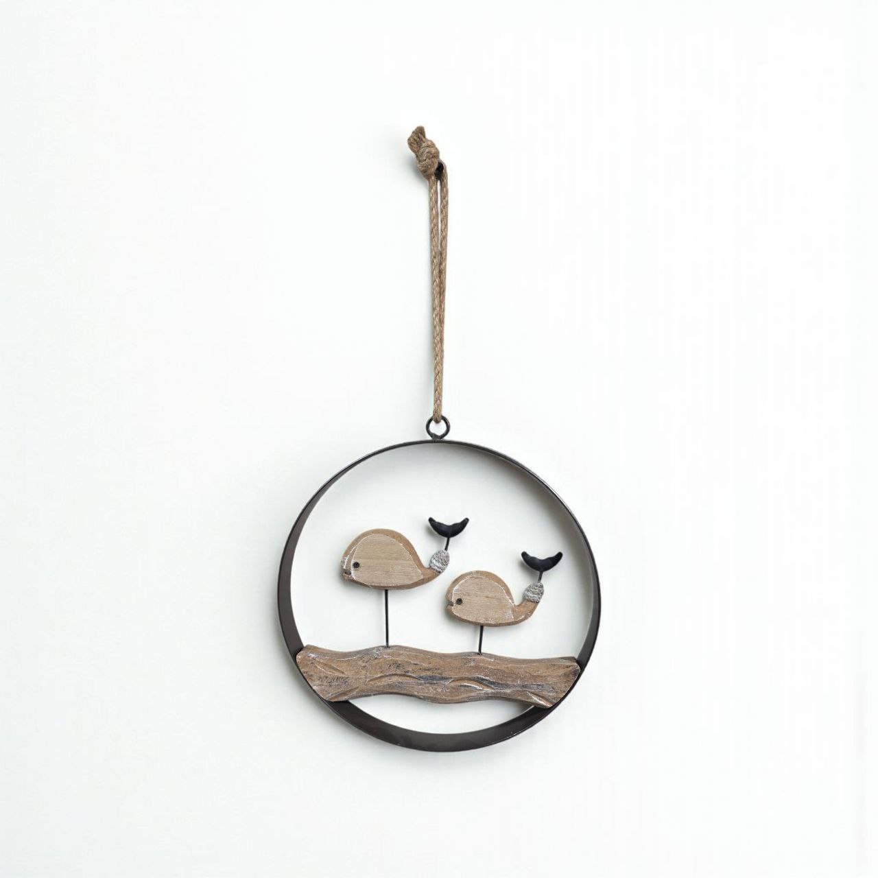 تعليقة جدارية لوحة فنية أسماك خشبية في إطار معدني مجوف – صناعة يدوية مميزة